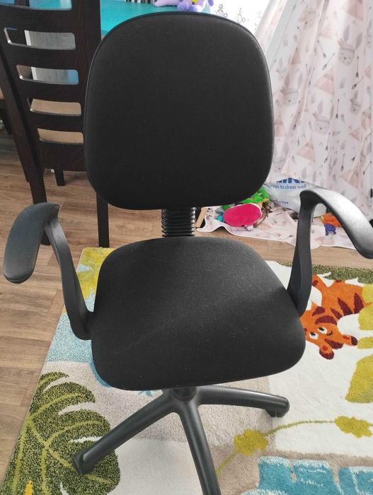 Офис стол запазен.Лично вземане