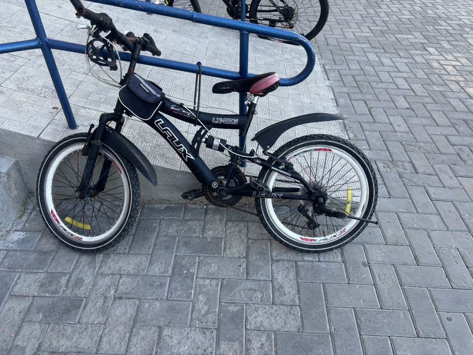 Велосипед черног цвета очень крепки.