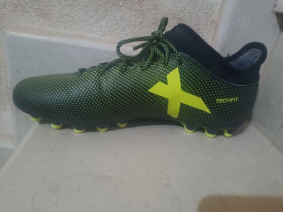 Pereche de ghete de fotbal Adidas Predator .