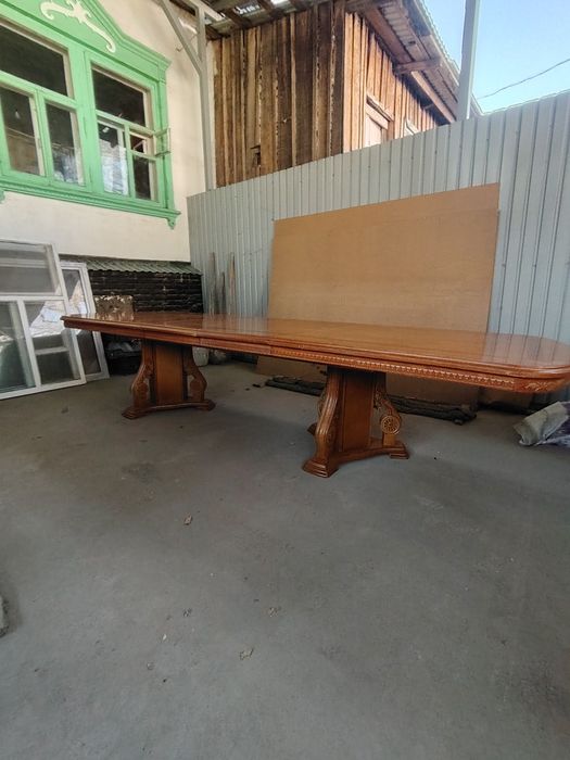 Обеденный  стол.