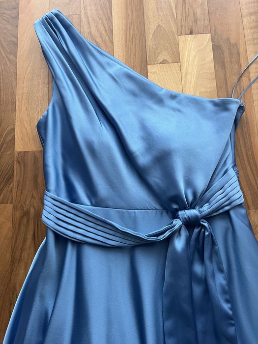 Елегантна рокля за официален повод