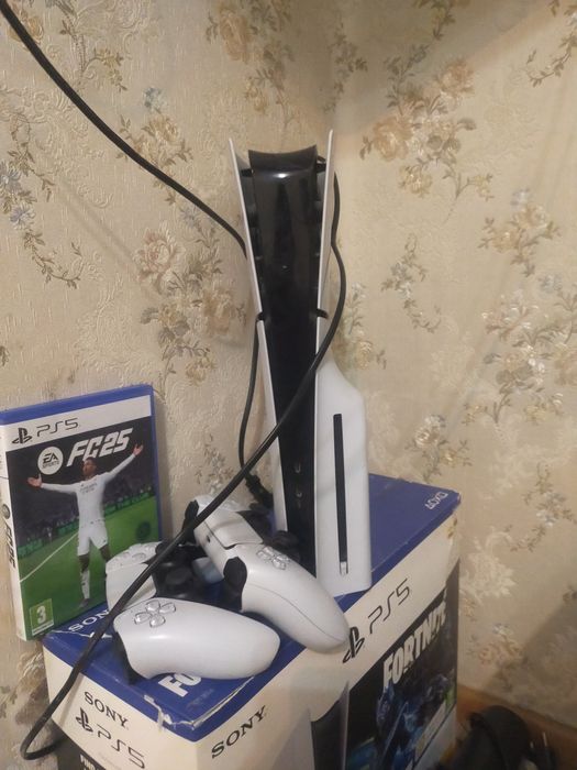 Пс5 Слим очень хорошие состояниеие. Плюсом даю fc25 и 2 джойстика