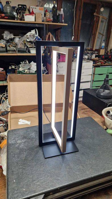 Lampă de Masă LED Tactil Dimmabilă Modernă – Negru Aur