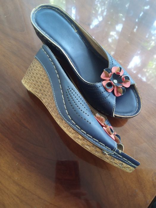 Отдам даром женские шлепанцы