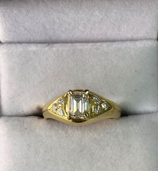 Златен пръстен с натурален диамант форма (Emerald)