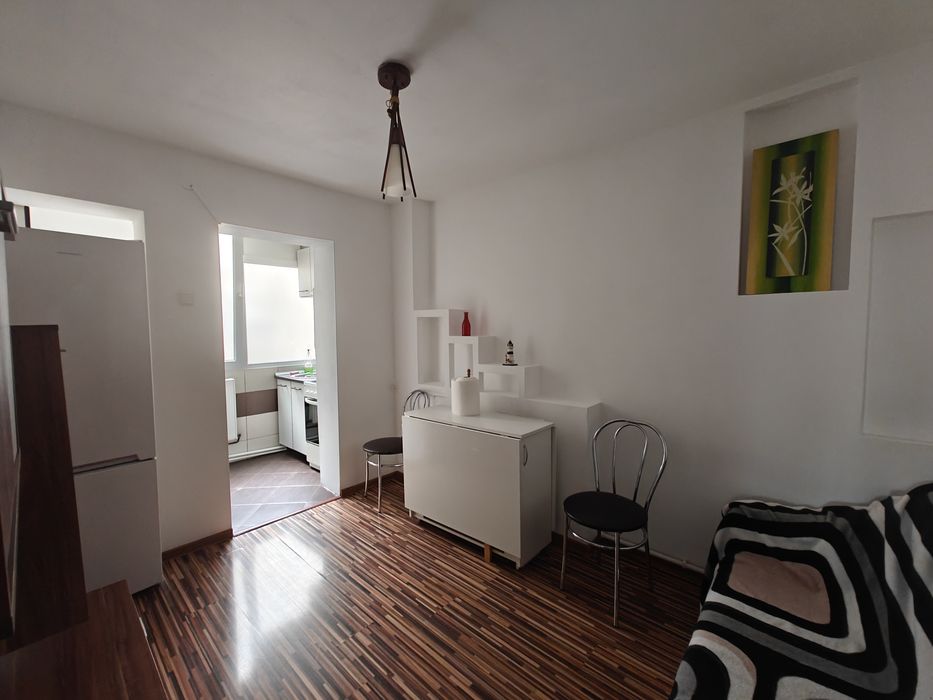 Închiriez apartament