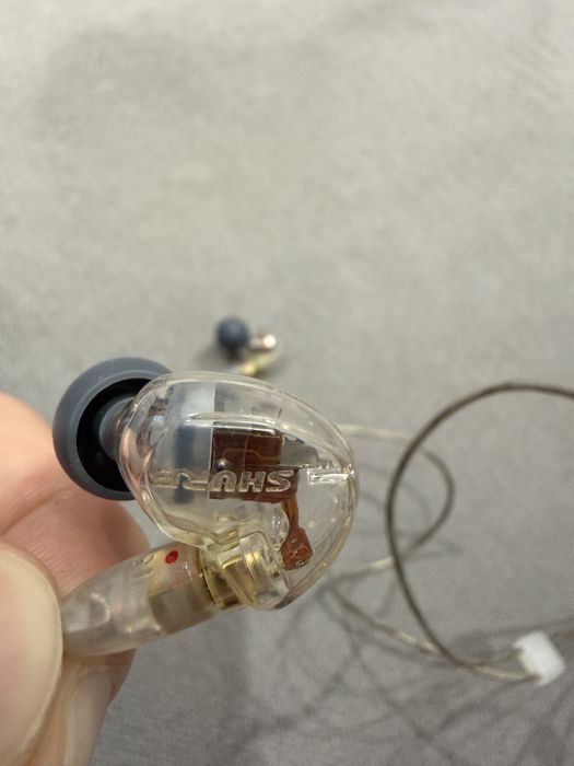 Продавам професионални слушалки Shure SE425