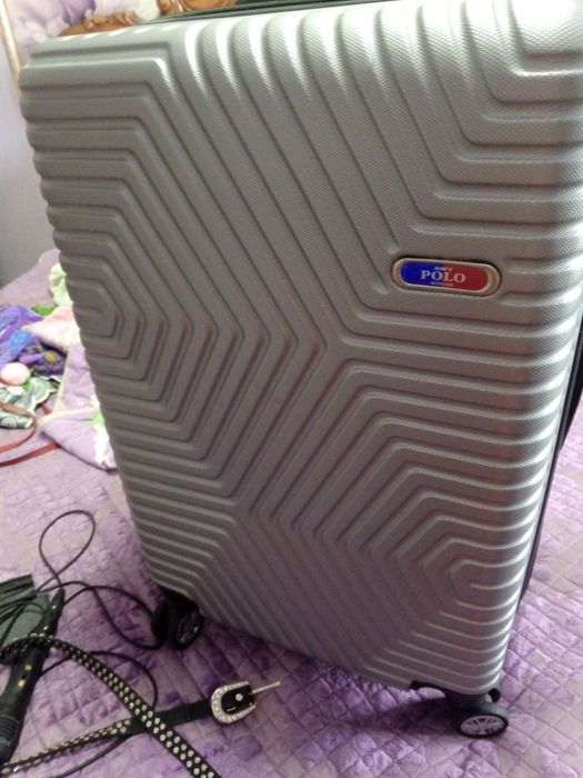 Продам серебристый чемодан