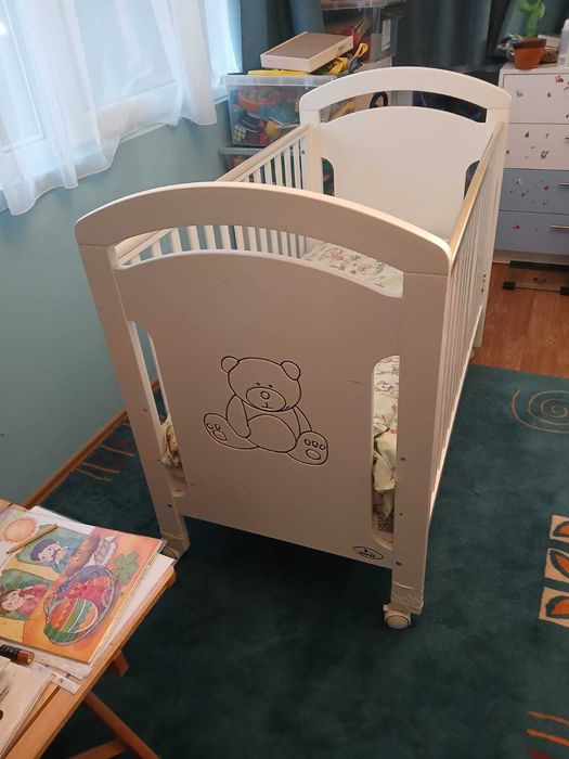 Детско креватче с 2 матрака, възглавници, 2 юрганчет и 2 надматрачни п