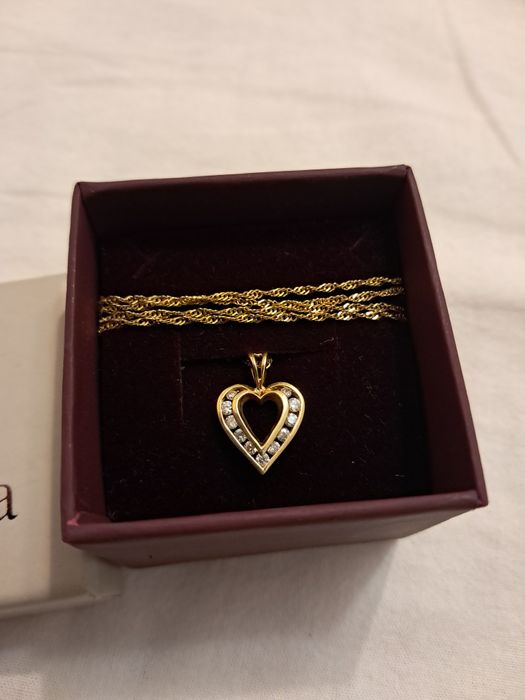 Vând lanț cu inimioara cu diamante
