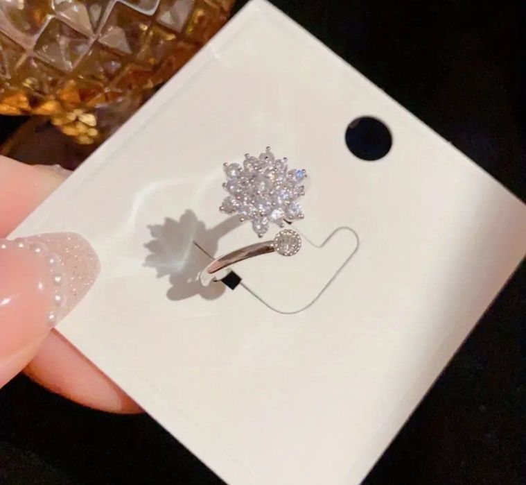 Кольцо подсолнух вращается на пальце