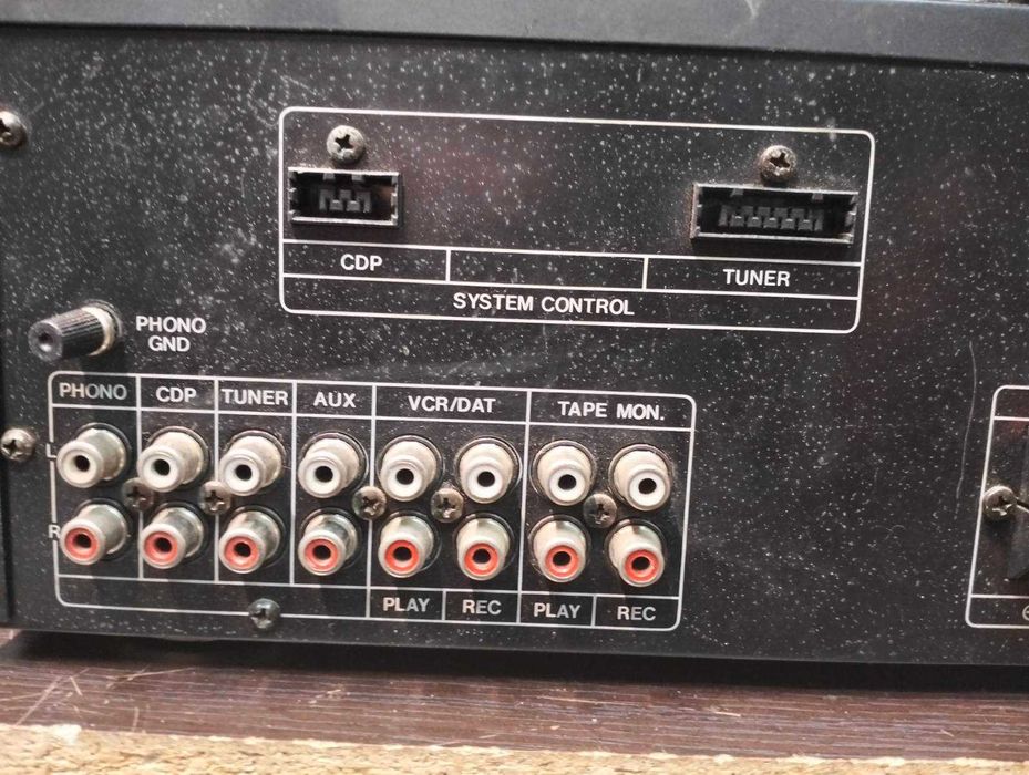 Продавам Усилвател и тонколони UNIVERSUM