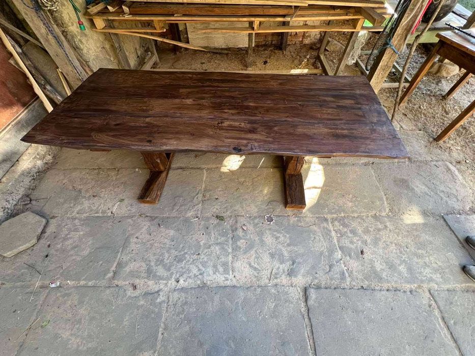 Масивна маса от стари греди