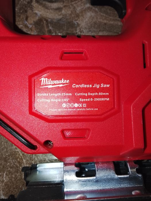 Fierestrău pendular Milwaukee cu acumulator de 6a