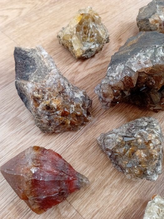 Камни минералы с блеском.