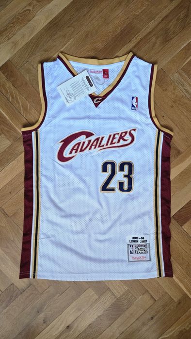 NBA баскетболен потник на LeBron James в Cleveland Cavaliers