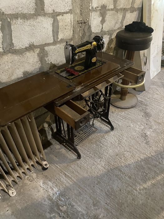 Стара крачна шевна  машина