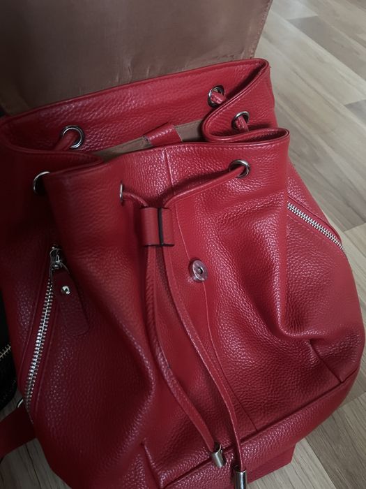 Раница от естествена кожа черна и червена