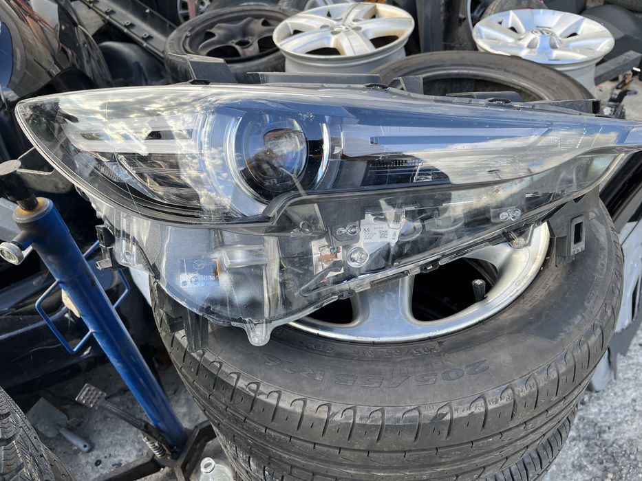 3 броя десен и 1 брой ляв фар Mazda CX-5 2017-