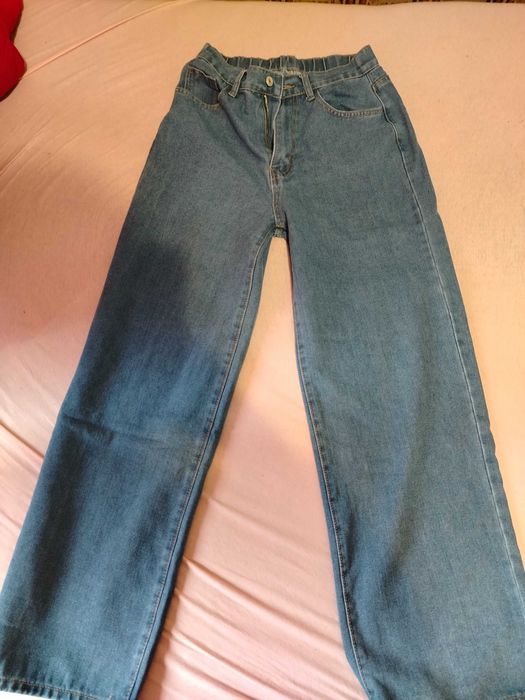 Pantaloni largi de dama.