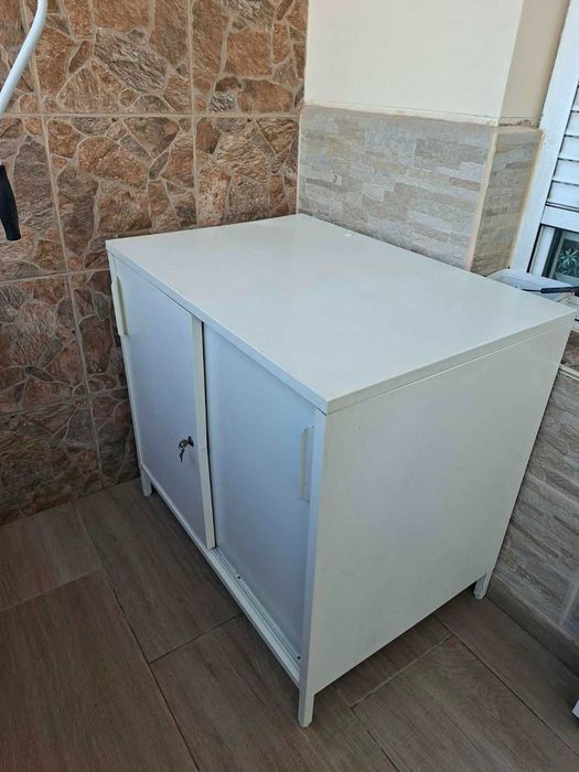 Метален шкаф с два рафта