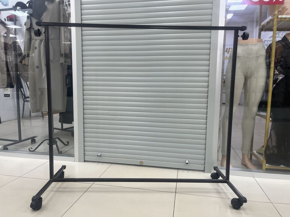 Вешелка чёрного цвета.