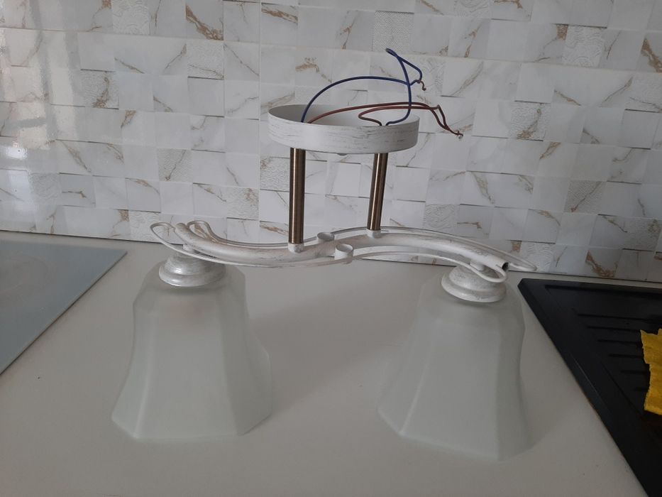 Продам люстру 2-х  рожковую.