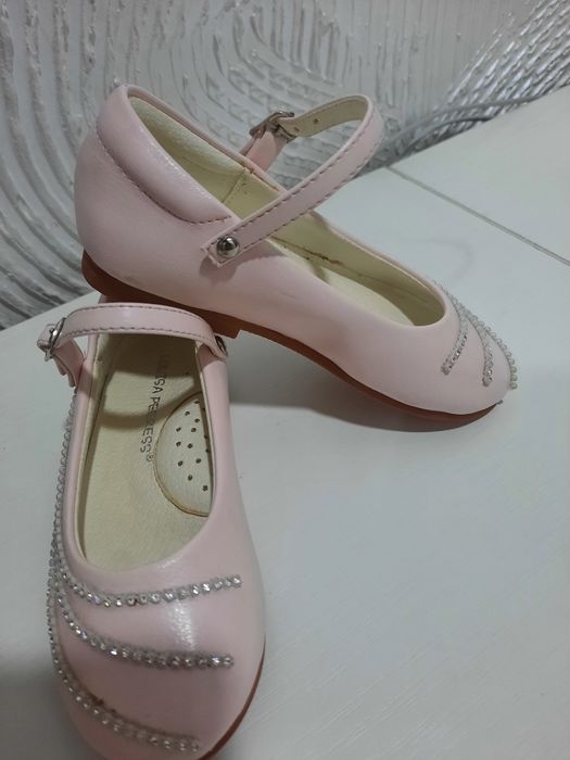 Продам туфли новые для девочек. Летние сандалии.