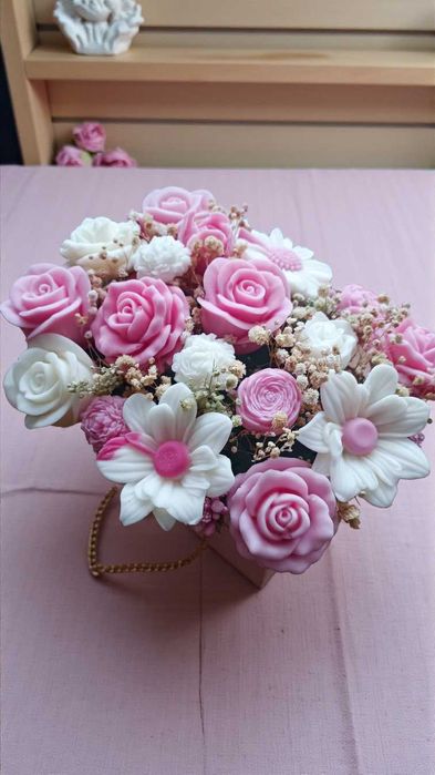 Букет от соев восък в розово и бяло - нежност, която не увяхва.