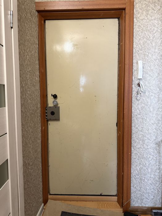Продам входную железную дверь