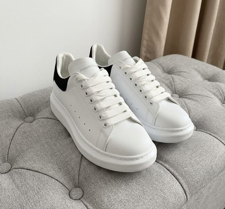 Alexander McQueen - sneakers albi cu negru,

mărimea 42