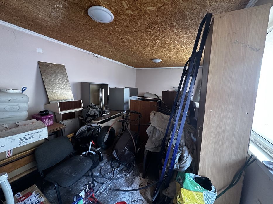 Продаются шкафы, столы, стулья