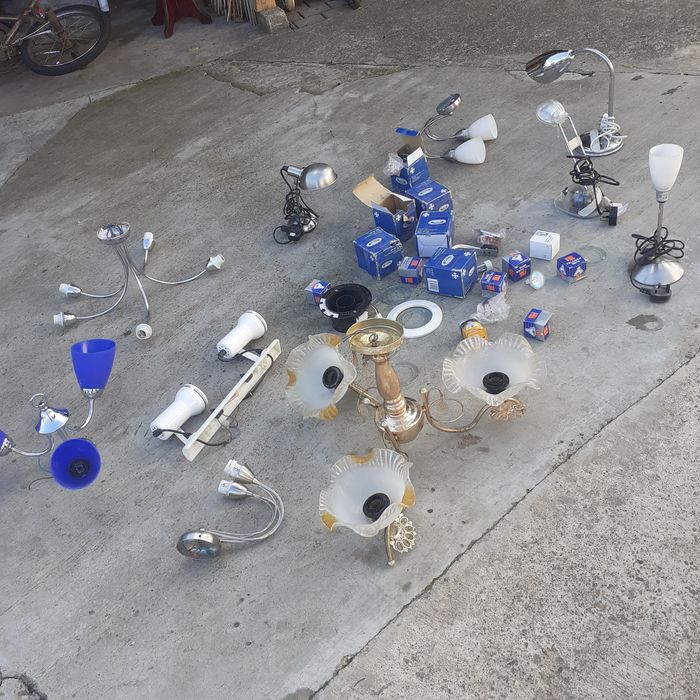 Lustre de pus în cameră pentru becuri . Și mai multe.