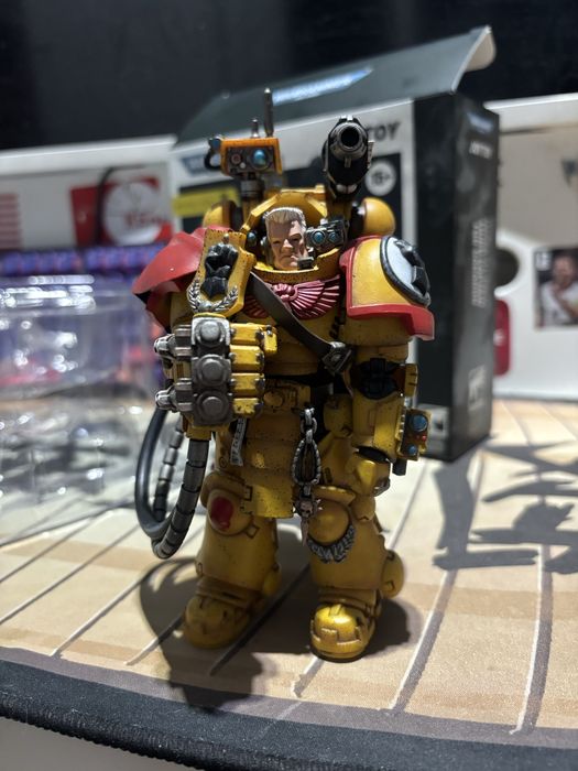 Figurina Warhammer ,,Imperial Fists Third Captain Tor Garadon"