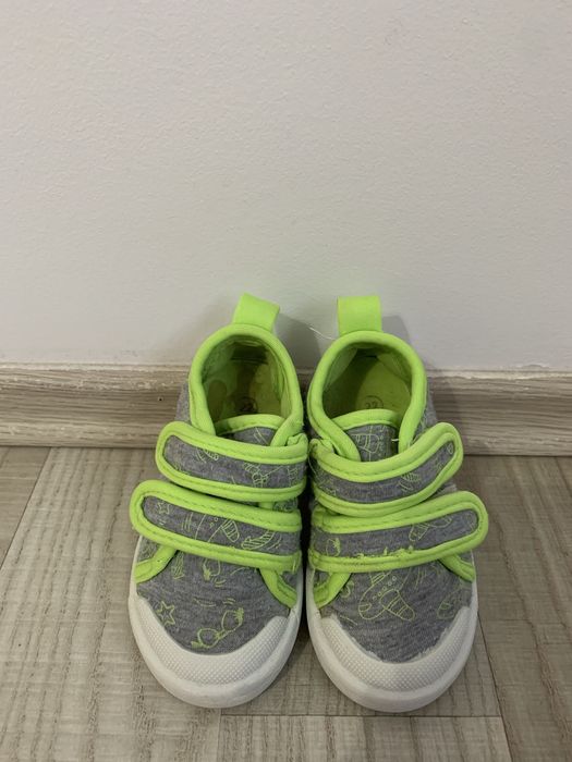 Tenesi gri cu verde masura 22 in stare buna