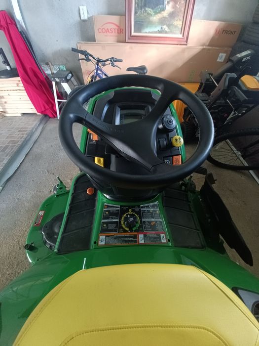 Tractor tuns iarba John Deere x590