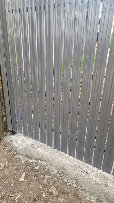 Vând garduri și porți împrejmuiri terenuri din plasă bordurată și pe metalică tablă cutată BCA sau beton lucrez cu materialele mele sau ale clienților