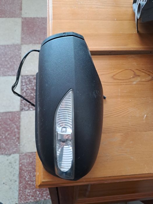 Продавам ляво огледало и ляв халоген за Мерцедес А клас 2005г