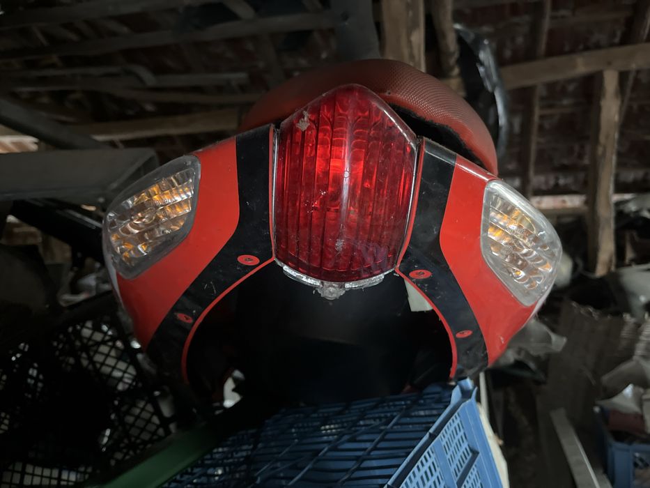 Продавам седалка с две странични пластмаси и стоп от Априлиа Ср