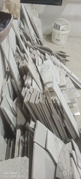 Kafellar, kesib olingan orta xolatdagi kafellar va siniqlari, mozaykag