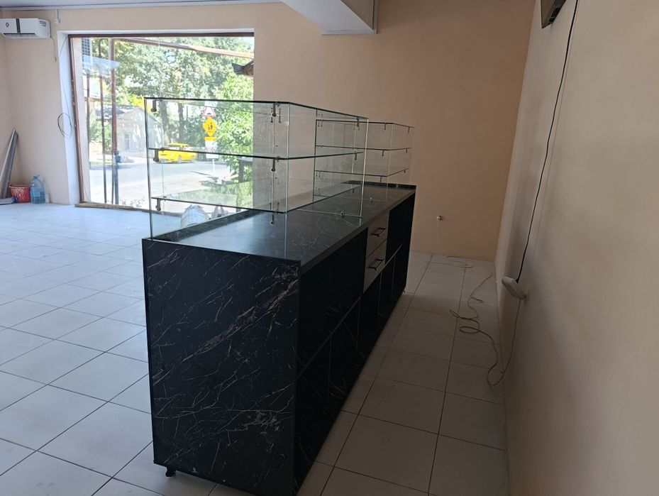 Прилавки кассы для продажи мороженного.