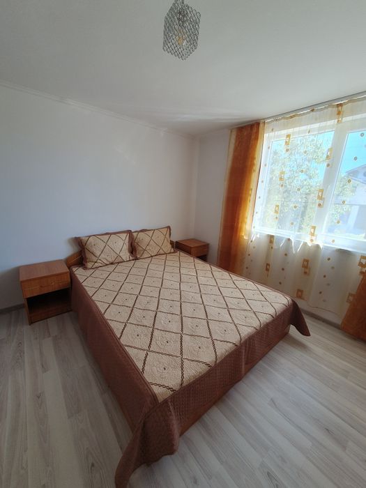 Dormitor complet  – pat dublu, saltea,șifonier, comodă, noptiere + masă de toaletă cu oglindă
