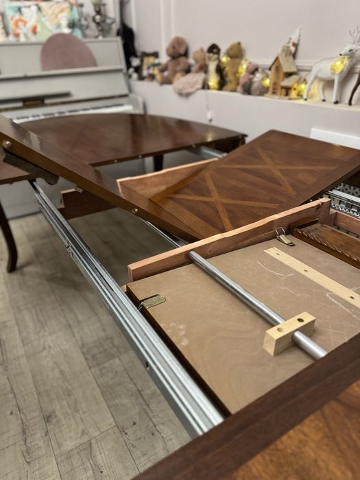 Продаем стол деревянный