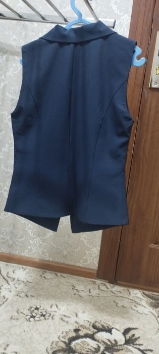 Темно синий жилет