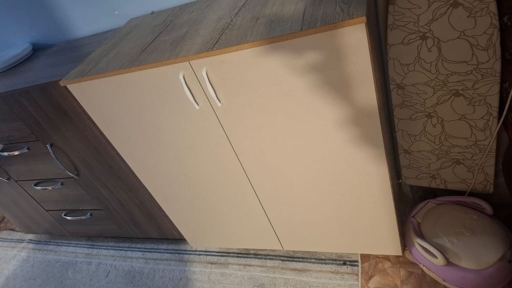 Продам тумбу с распашными дверцами