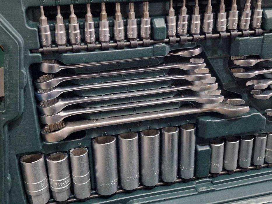 Гедоре комплект тресчотки с вложки и ключове- 215 части