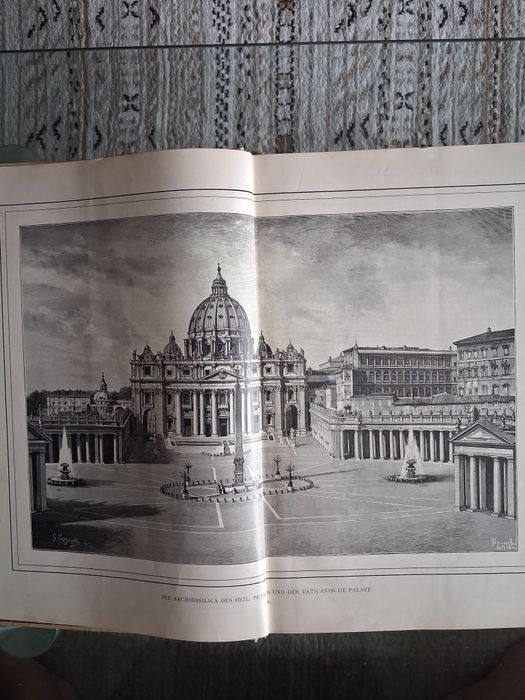 Carte veche si rară despre Vatican