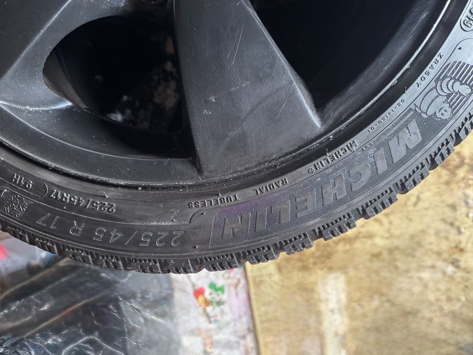 Vând 225/ 45/ R17