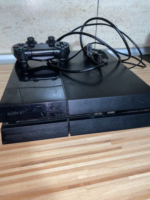 Vand ps4 400 de lei tot cu maneta si cabluri