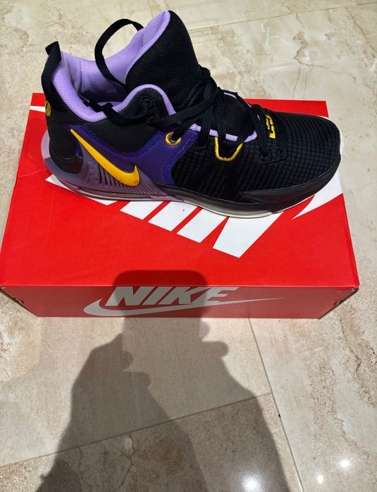 Nike LeBron Witnes 7